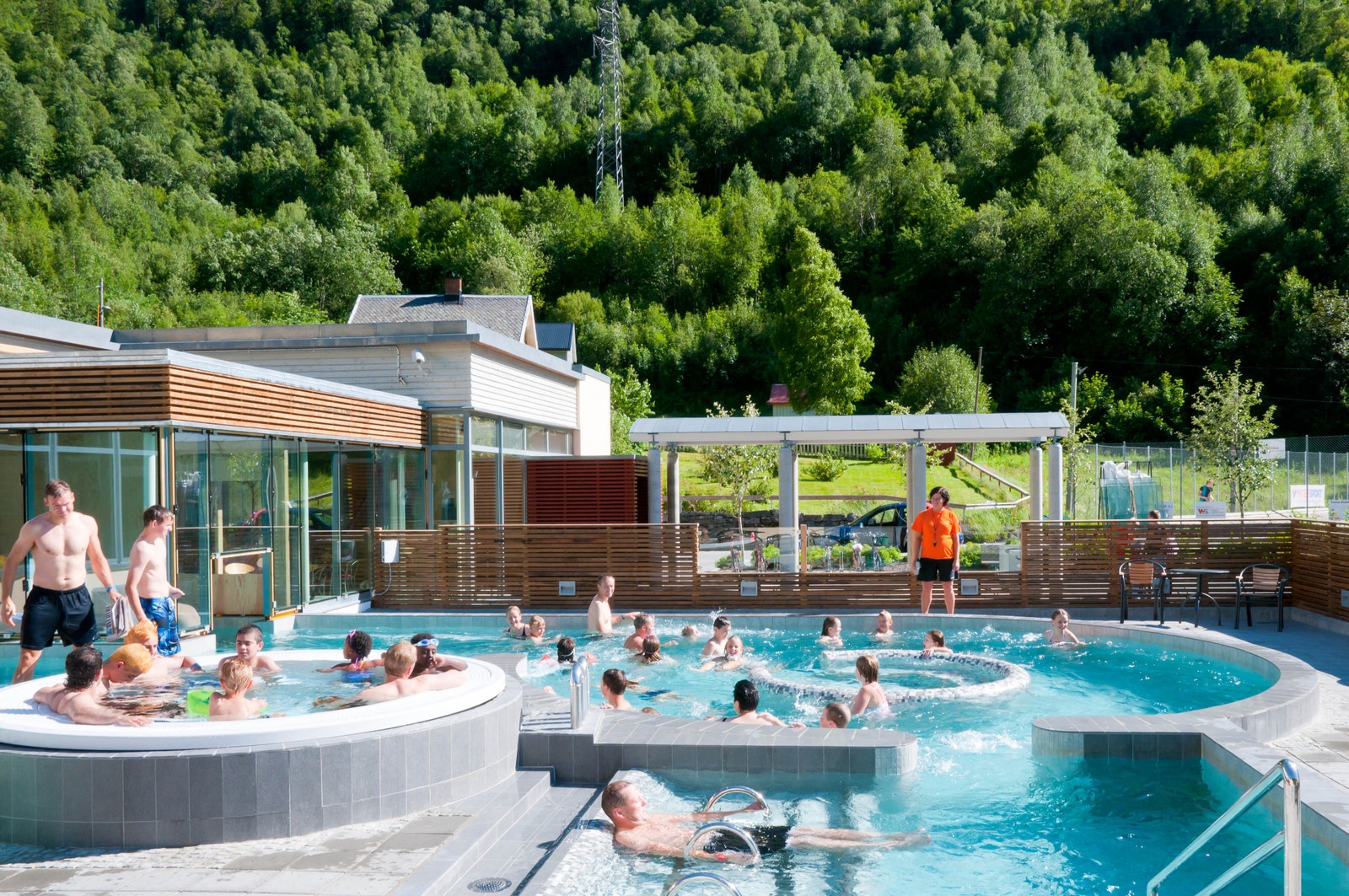 Etter en tøff dag eller dårlig vær, kan vin anbefale å besøke Rjukans nye badehus, som ligger bare 800 meter fra det gule huset. Galleribilde