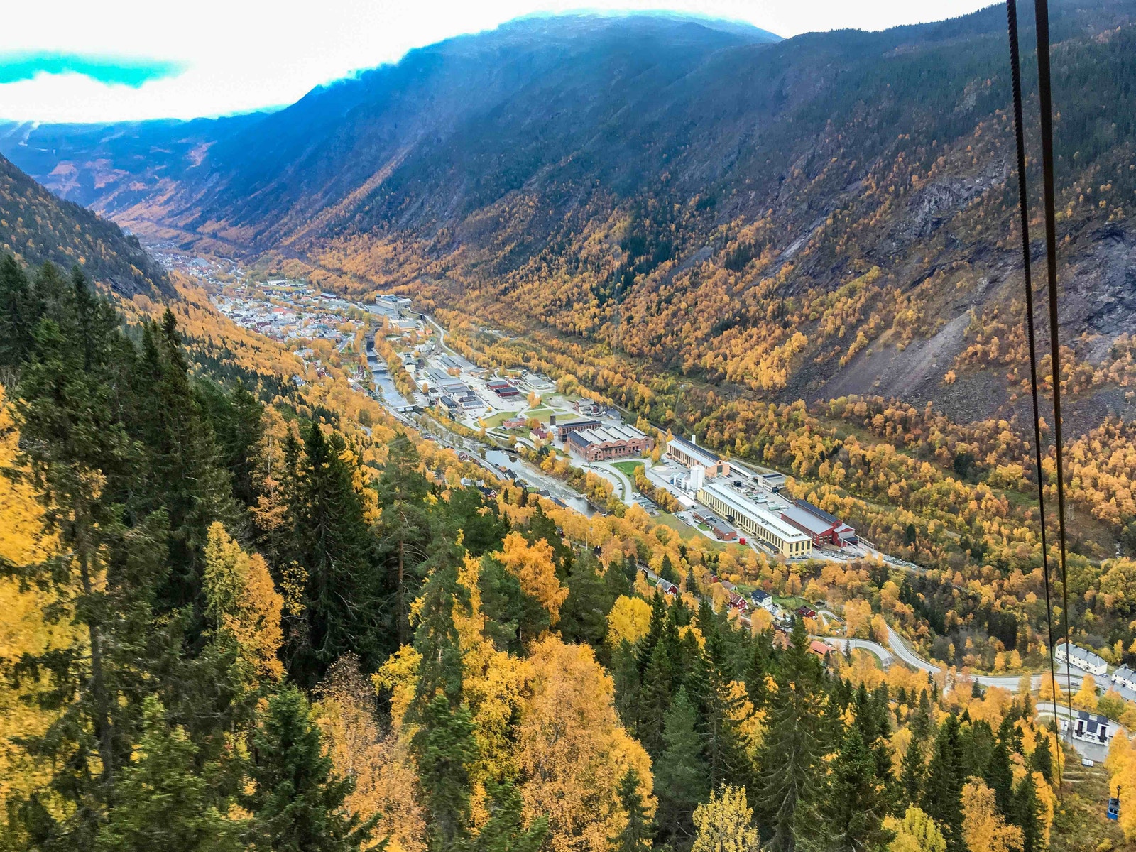 Høstbilde fra Hardangervidda / Krossobanen topp 825 toppmøte med utsikt nr mot Rjukan og Gaustatoppen nordside Galleribilde