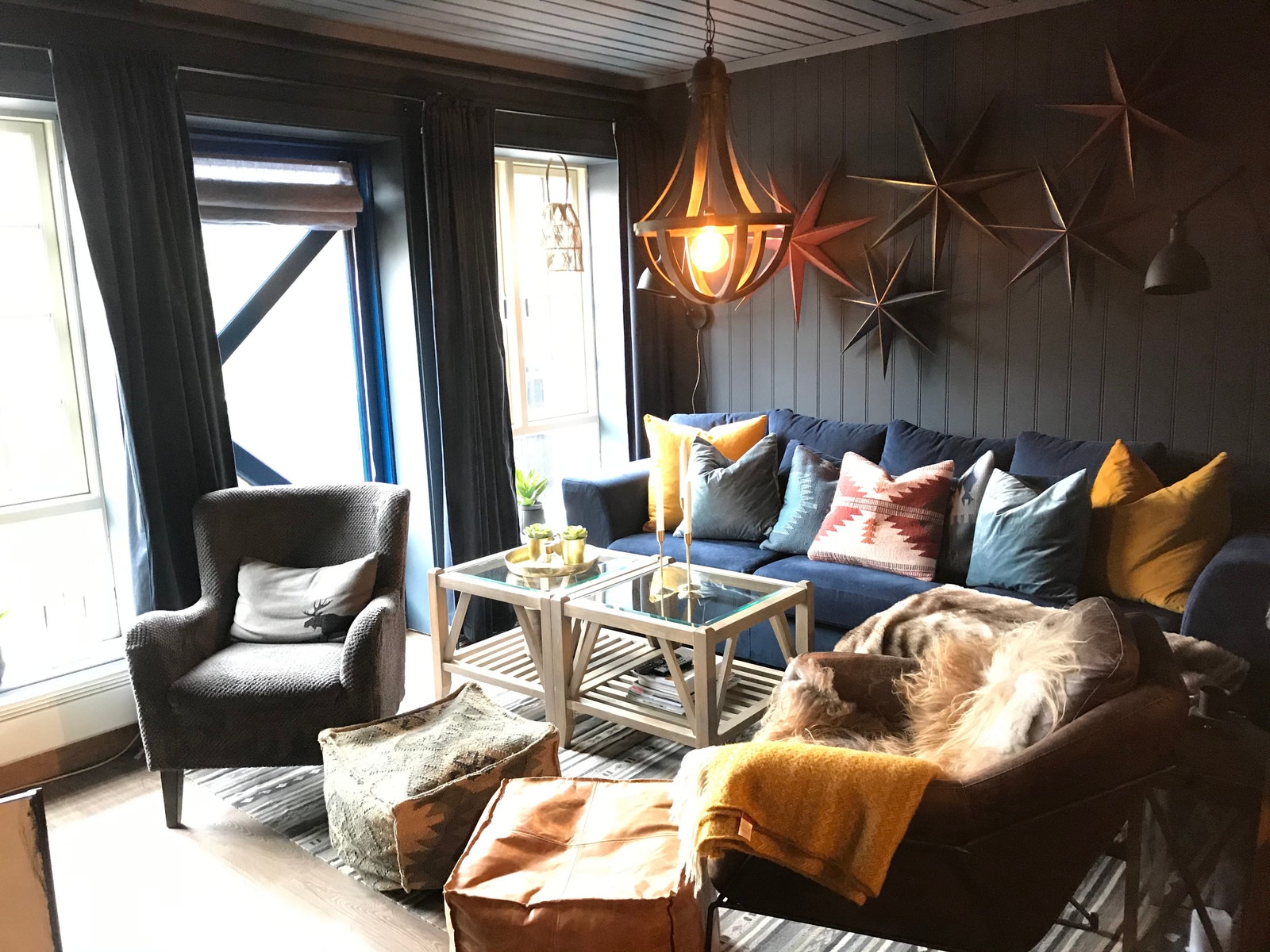 Koselig stue med sofa og stoler Galleribilde
