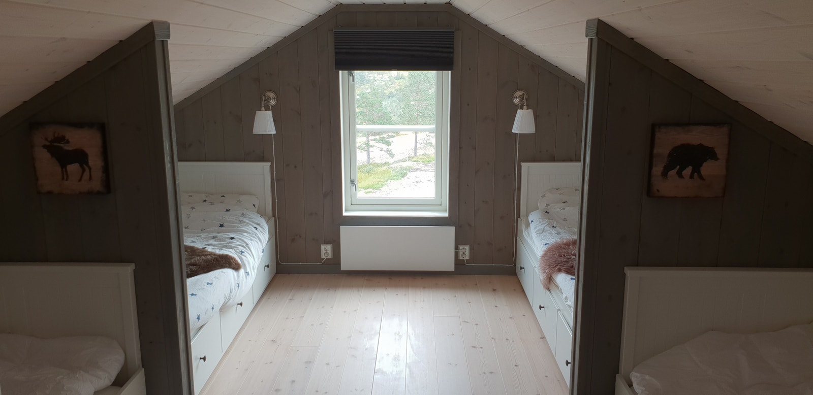 Hemsrom 1 med 4 enkeltsenger Galleribilde