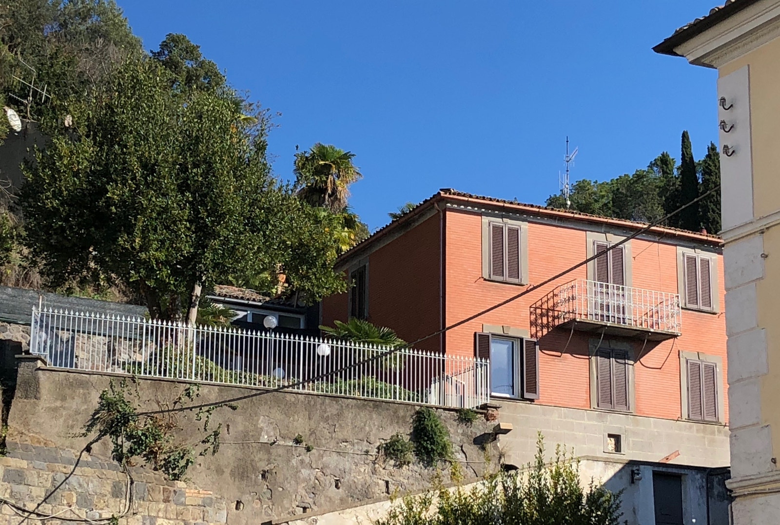 Huset sett fra gaten Galleribilde