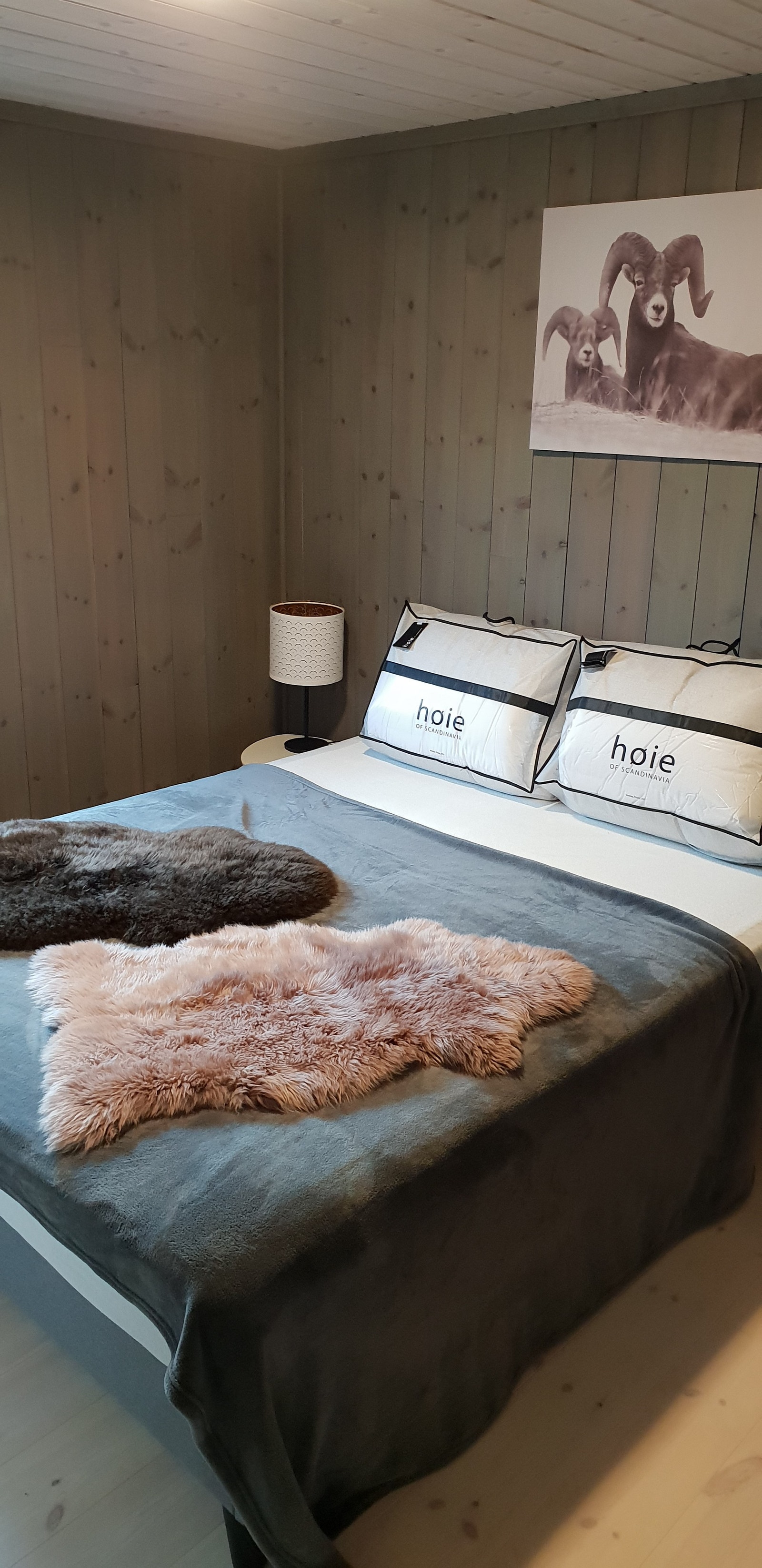 Soverom 2 nede med dobbeltseng Galleribilde