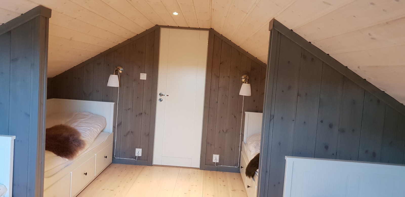Hemsrom 1 med 4 enkeltsenger i hver sin bås. Galleribilde