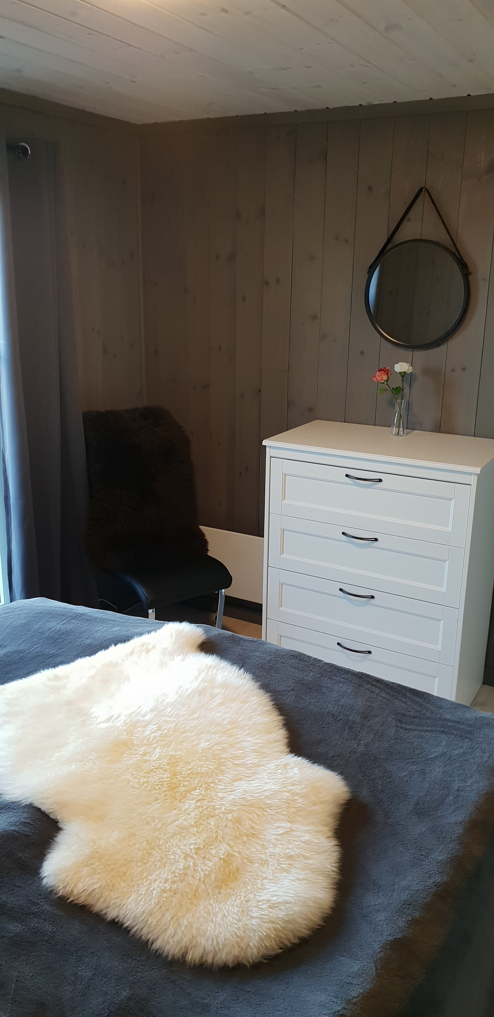 Soverom 1 nede med dobbeltseng Galleribilde