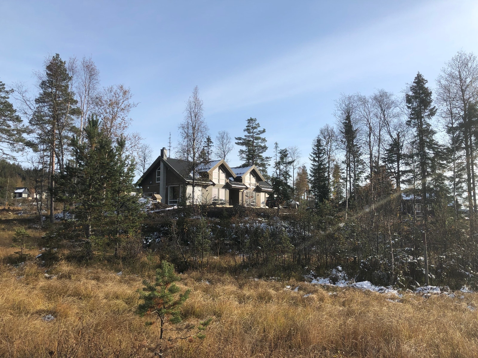 Hytta ligger helt inntil naturen Galleribilde