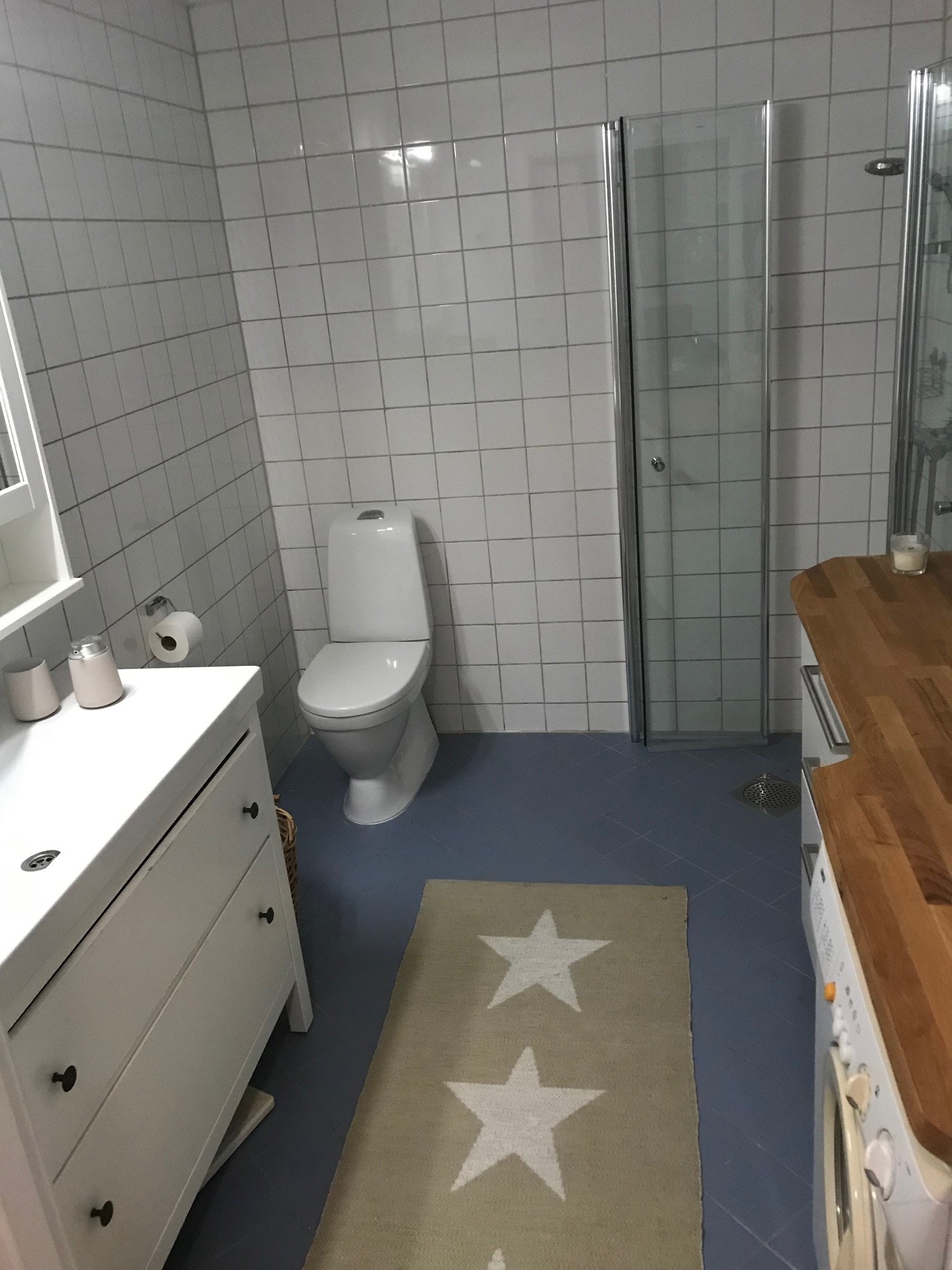 Bad med vaskemaskin og hårføner Galleribilde