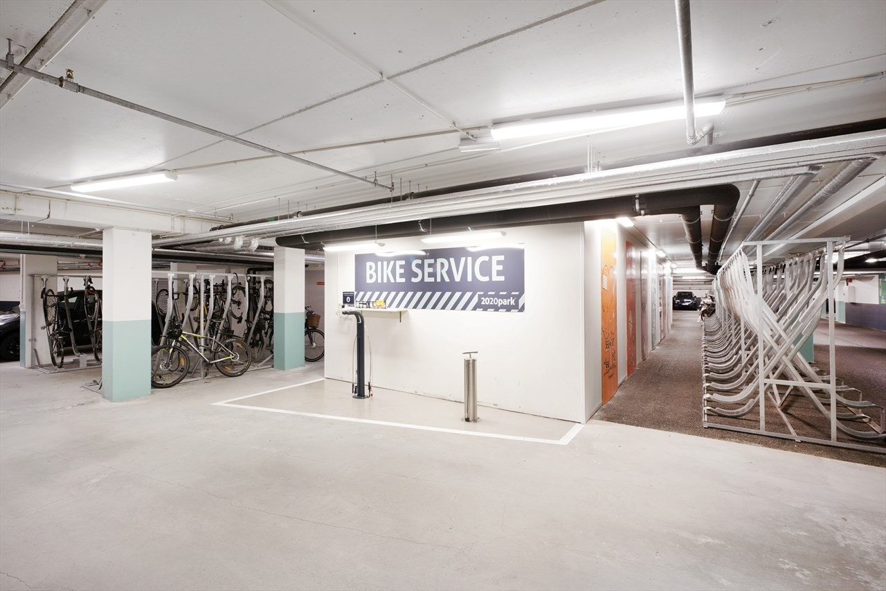 Sykkelparkering u-etasje Galleribilde