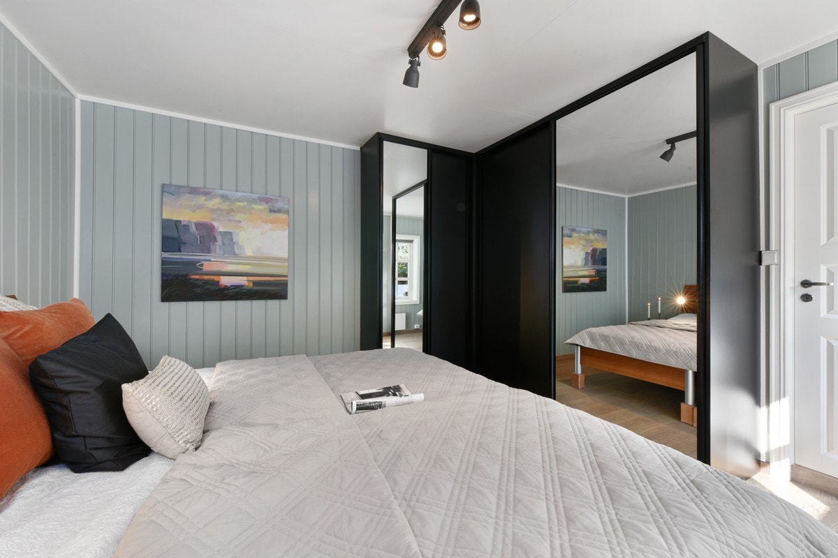 I hovedsoverommet er det plassbygde skyvedørsgarderober i det ene hjørnet. Galleribilde