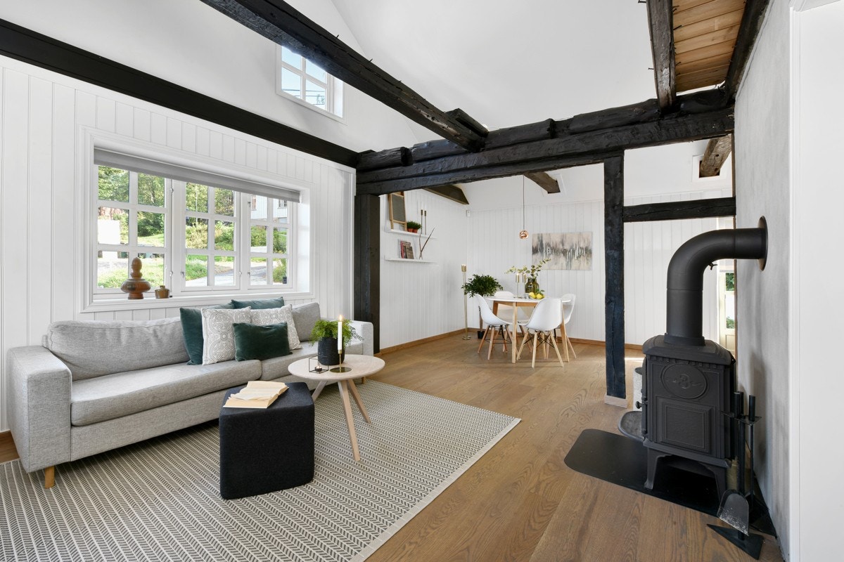 Et flott rom hvor det er stue og kjøkken i åpen løsning. Galleribilde