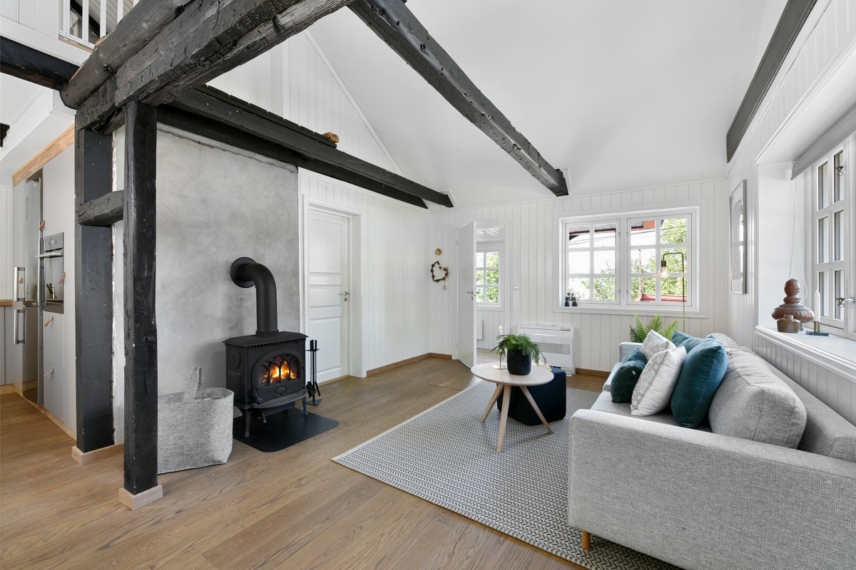 I 2017 ble det montert en klassisk peisovn i stuen. Galleribilde