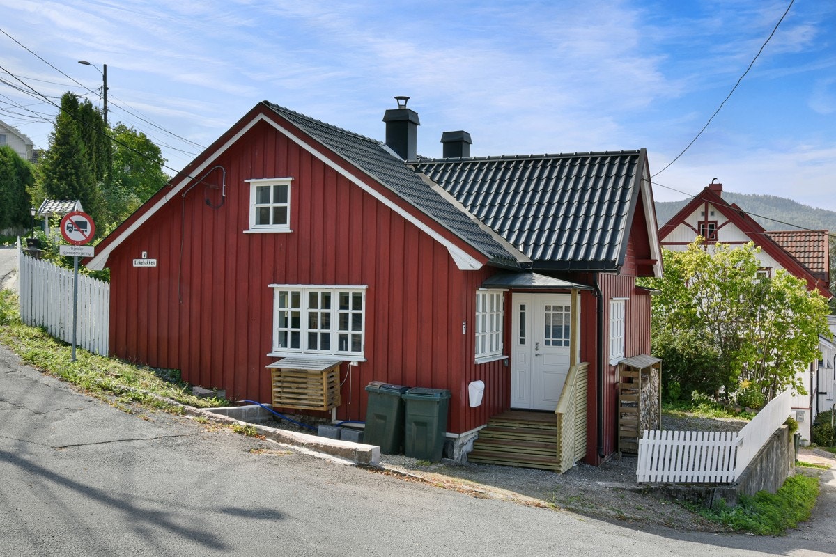 Det medfølger tomt på andre siden av gaten. Galleribilde