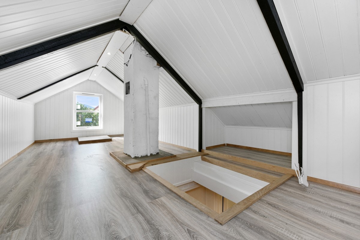 Det er innredet for loftstue eller kontor på loftet. Galleribilde