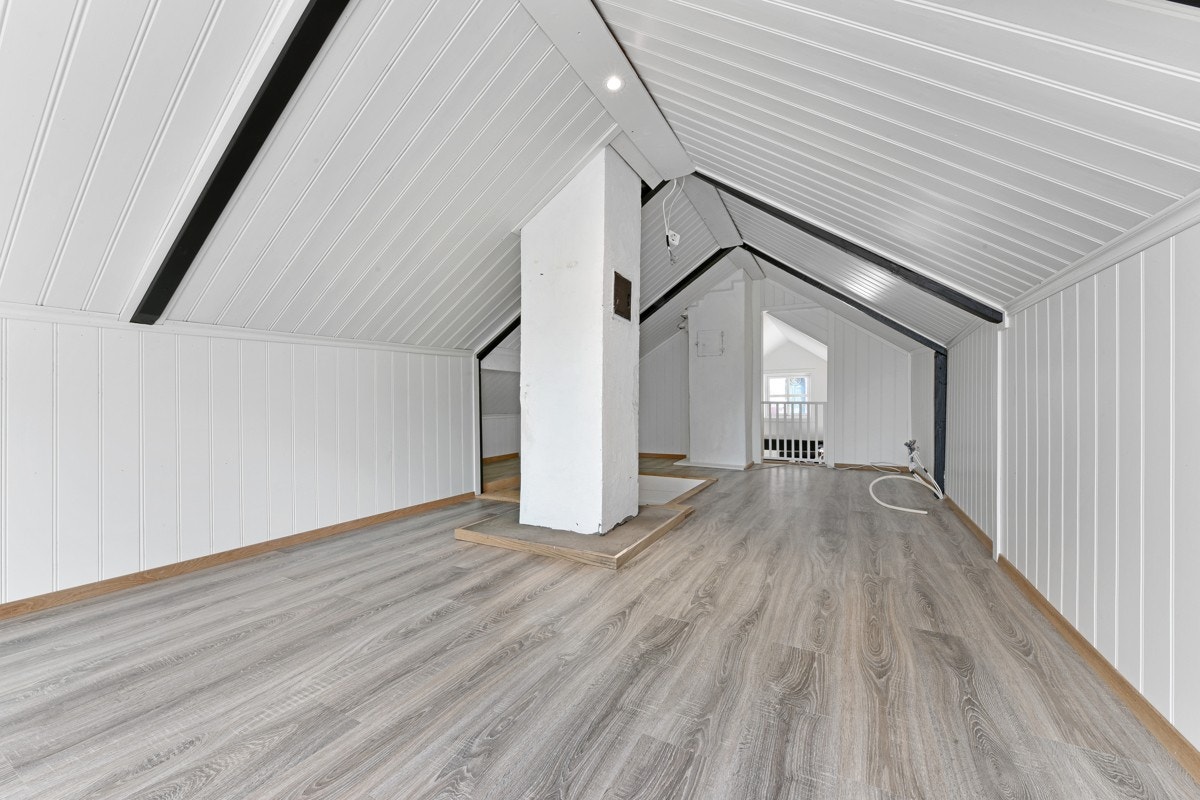 Rommet har god plass for sofaløsning, tv-krok eller kontor. Galleribilde