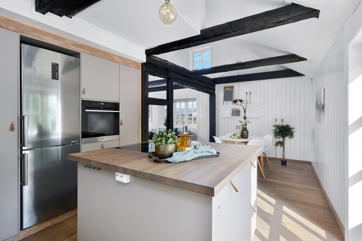 Innredningen er plassbygd til rommet og har lysegrå, glatte fronter. Galleribilde