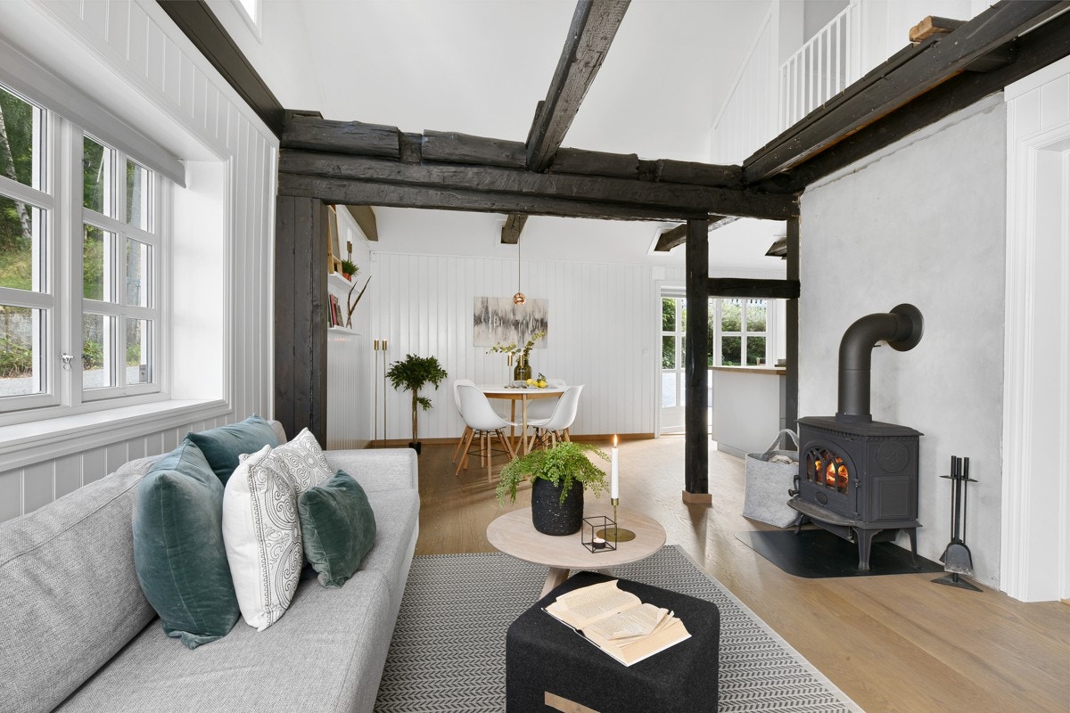 Stue og kjøkken i et flott rom med ekstra takhøyde. Galleribilde