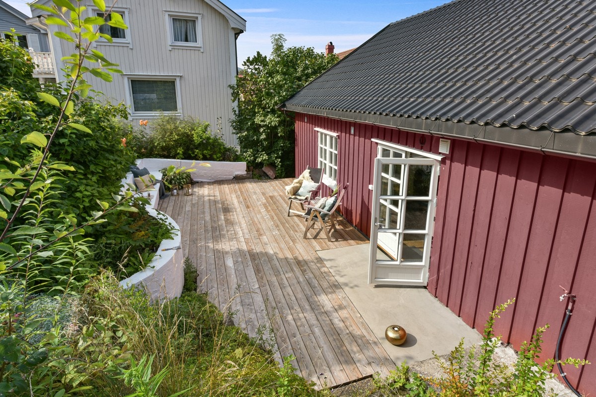 Lun og koselig terrasse bak huset. Galleribilde