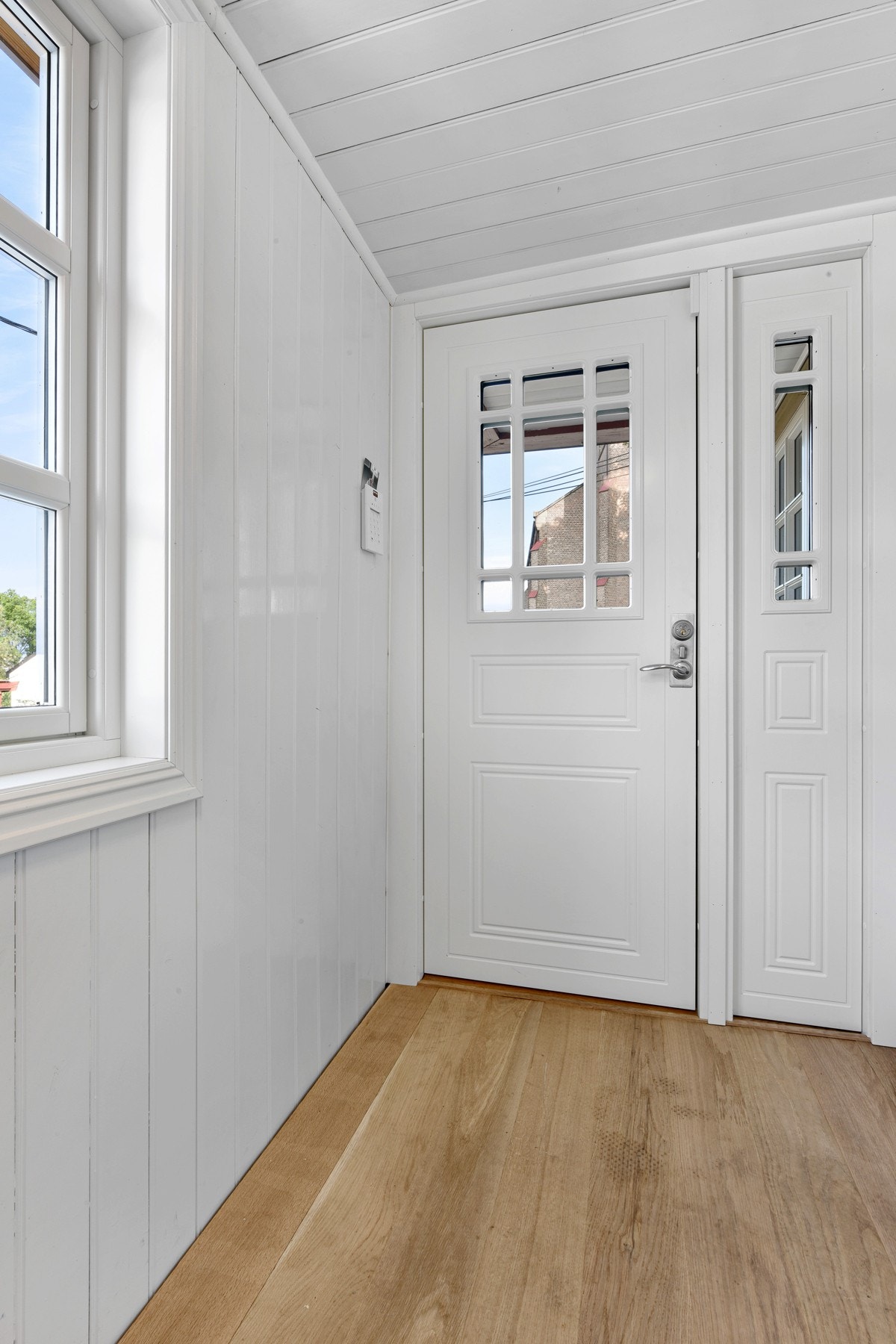 Her er det hvitmalte vegger og parket på gulvet. Galleribilde