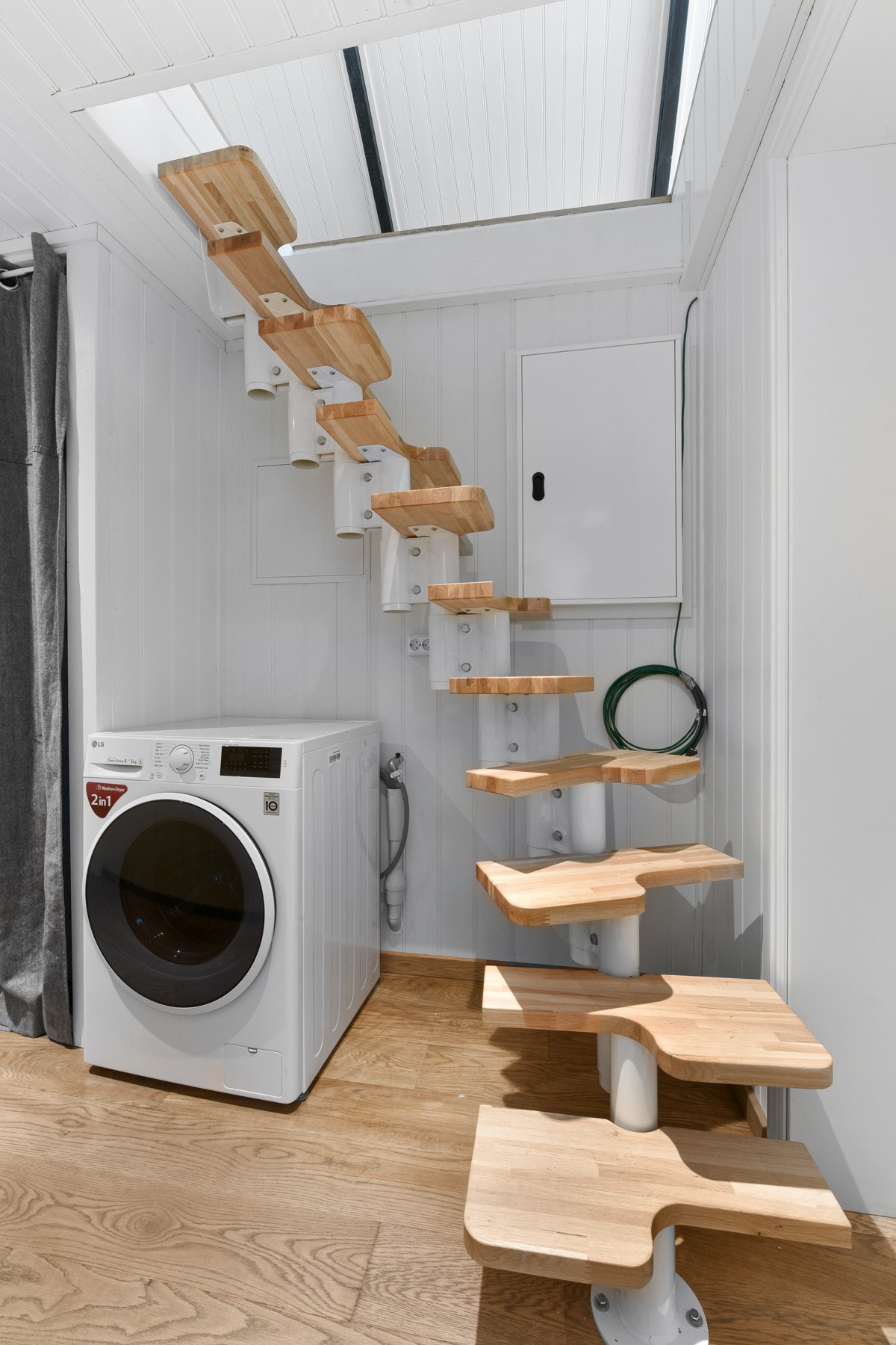 Under er det plass/opplegg for vaskemaskin. Galleribilde