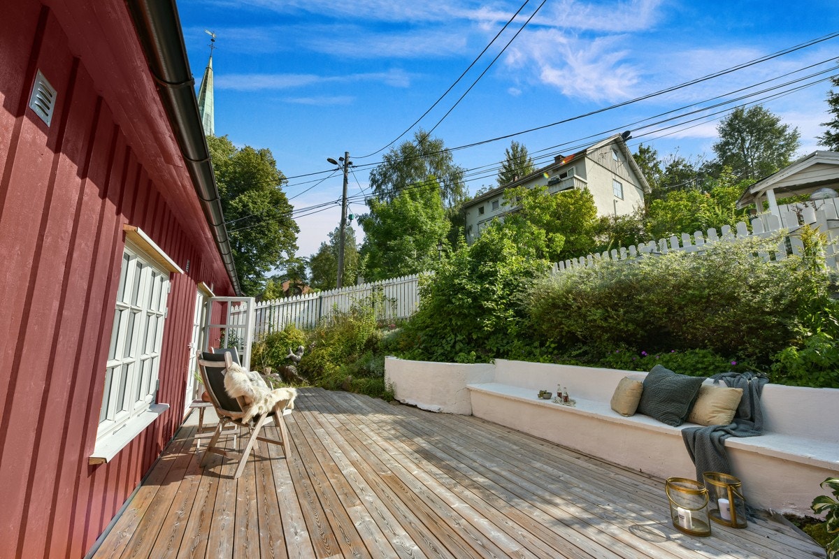 Uteplassen er omkranset av frodig beplantning som skjermer godt. Galleribilde