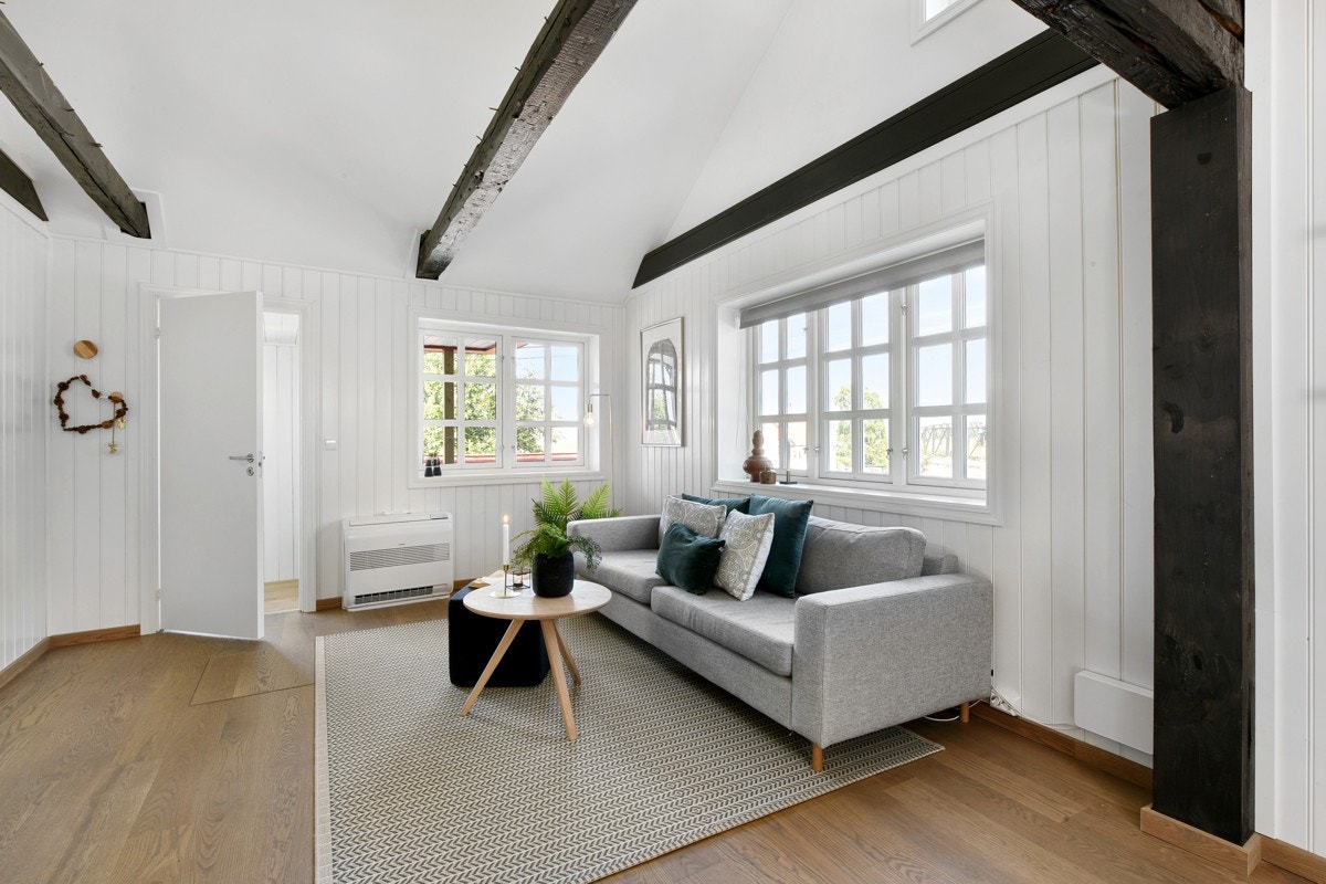 Store fine vinduer gir godt med lys inn i stuen. Galleribilde