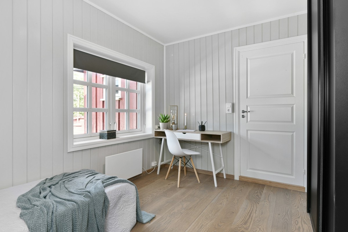 På begge soveromrom er det sorte skyvedørsgarderober. Galleribilde