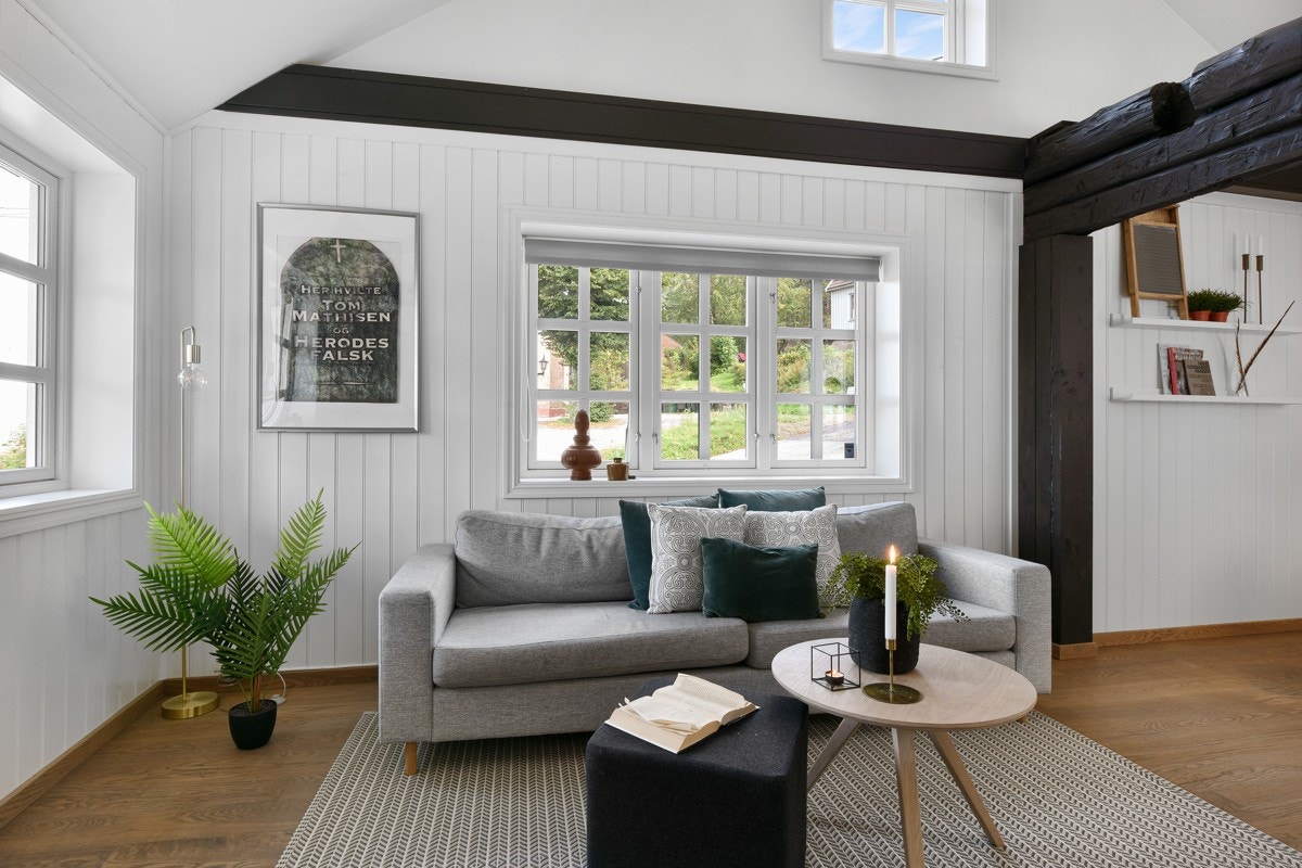Det er god plass til en hyggelig sofakrok. Galleribilde