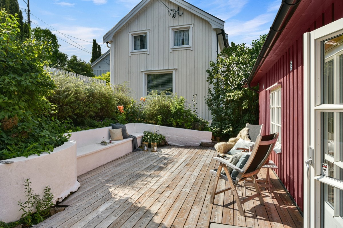 Her er det etablert en stor terrasse med adkomst fra stue/kjøkken. Galleribilde