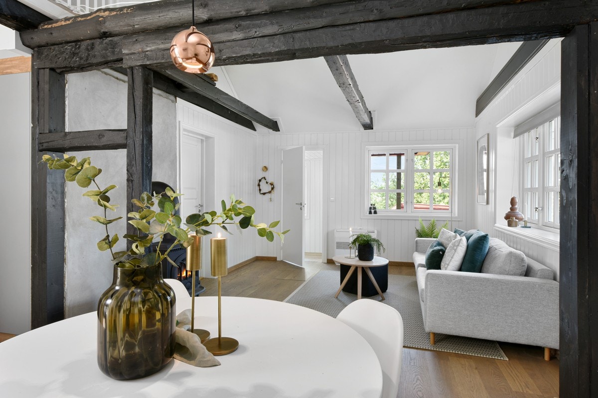 Boligen er renovert i senere tid, men de originale trebjelkene er beholdt og malt sorte. Galleribilde