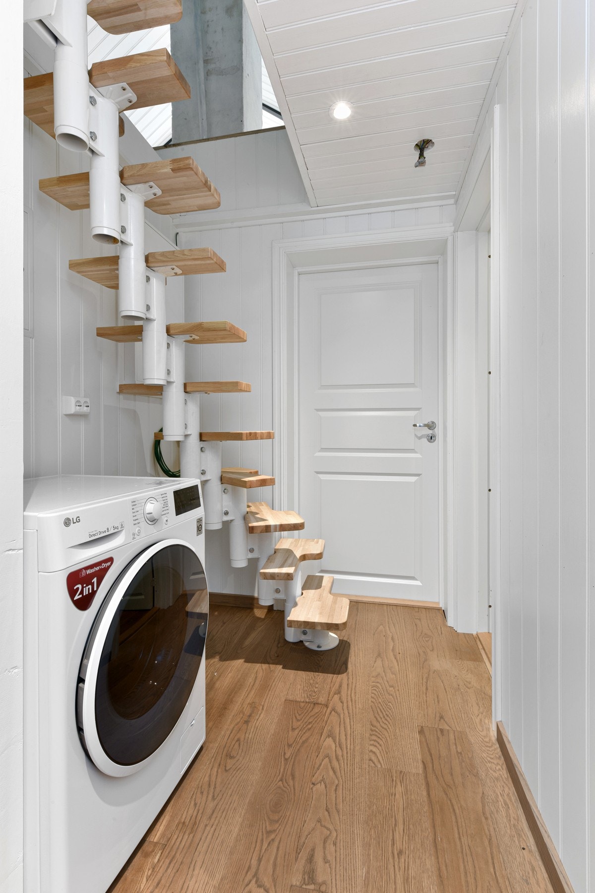 I gangen innenfor stuen er det et moderne trappeløp med midtstilt vange. Galleribilde