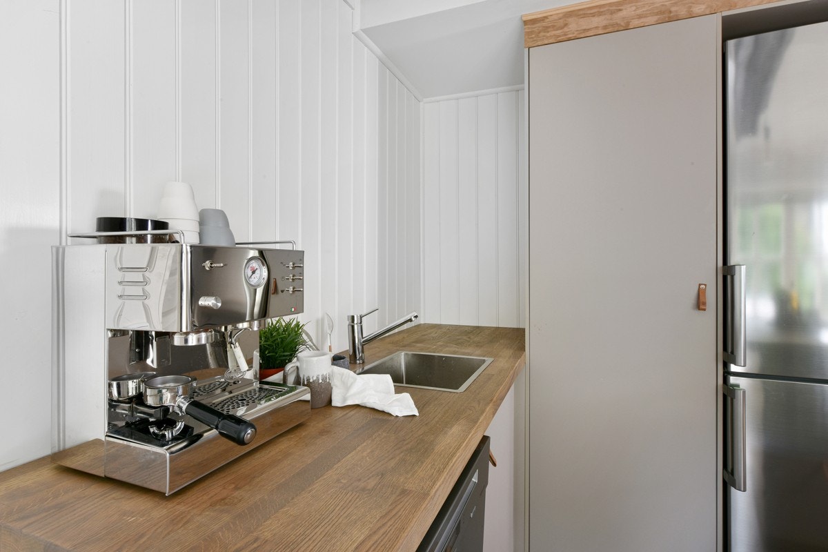 Godt med benkeplass og en stor oppvaskkum. Galleribilde