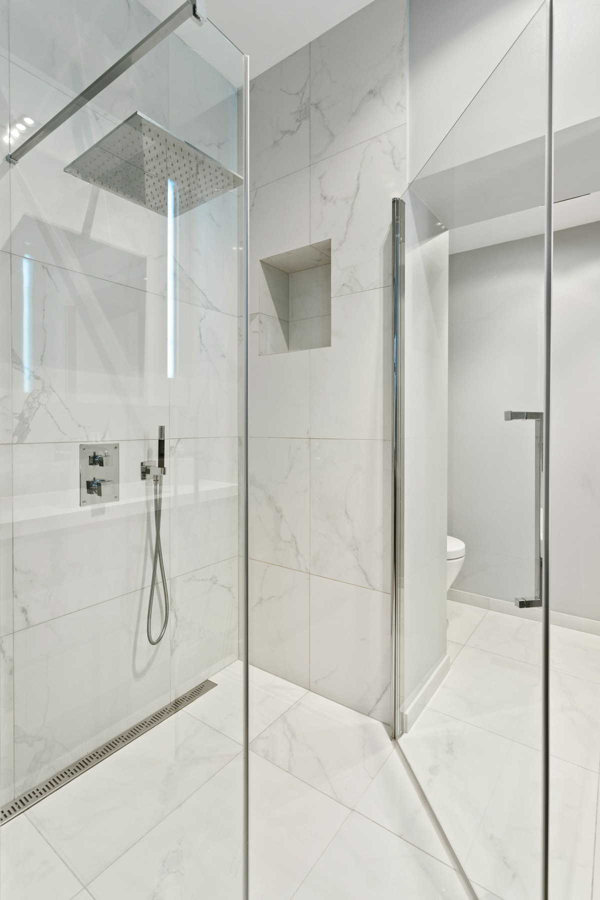 Hovedbadet inneholder servant, wc, dushjørne og opplegg til vaskemaskin/tørketrommel. Galleribilde
