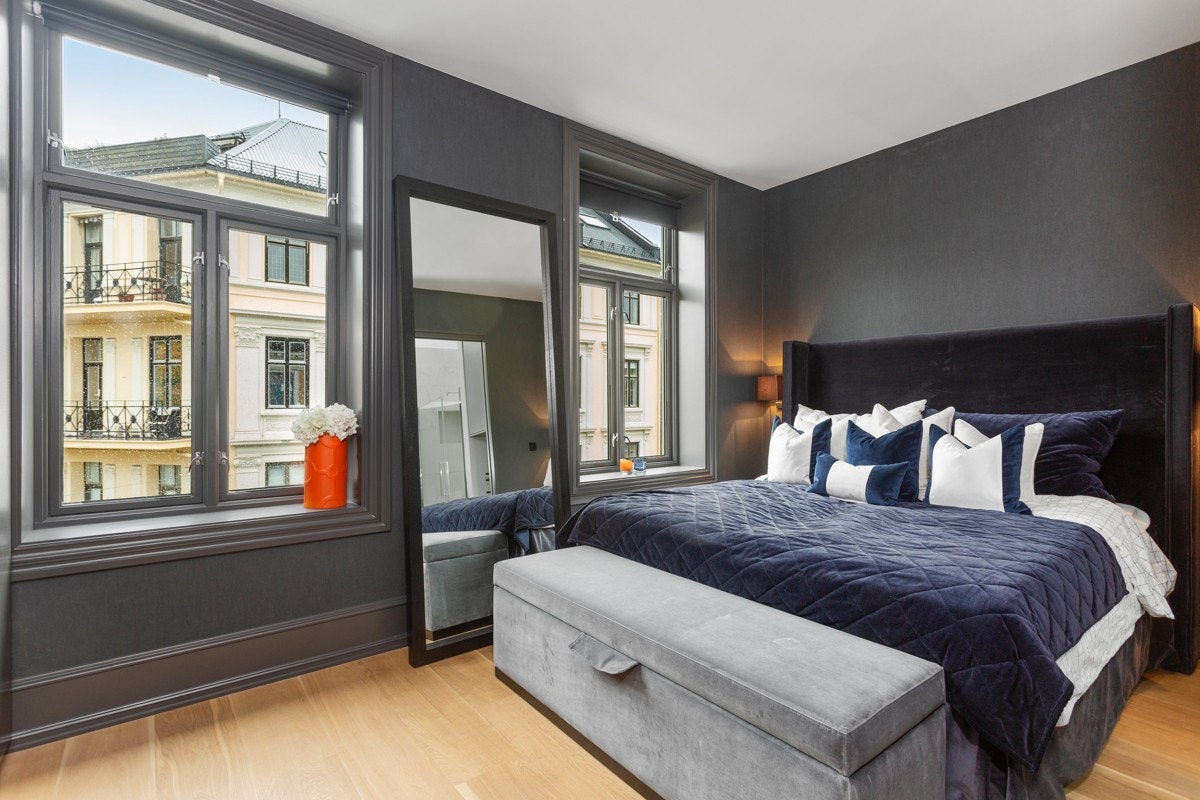 Romslig og pent hovedsoverom. Galleribilde