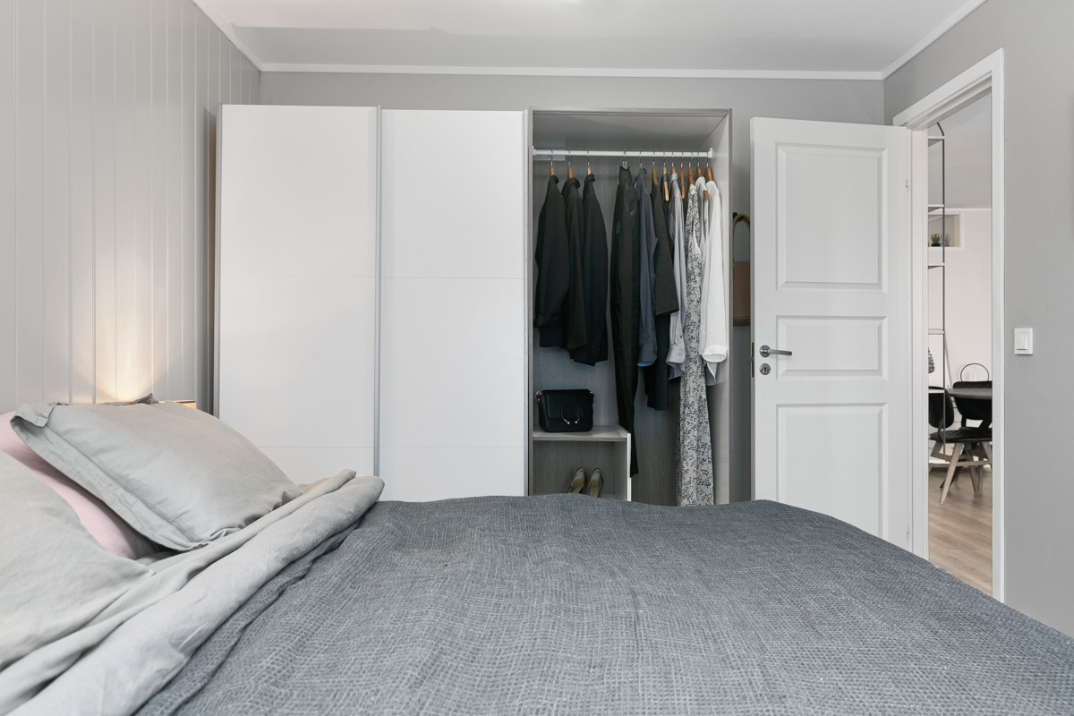Stor skyvedørsgarderobe gir rikelig med oppbevaringsplass