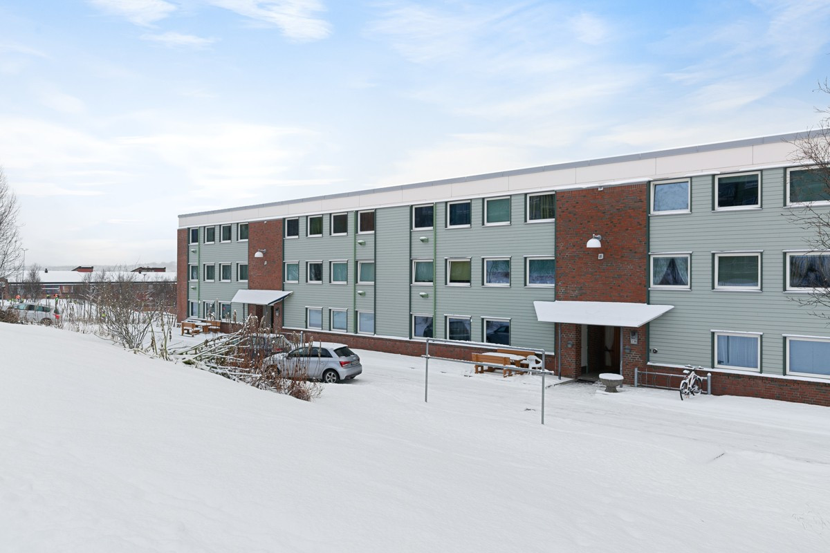 Leiligheten ligger i et rolig og barnevennlig boligområde med lite gjennongangstrafikk