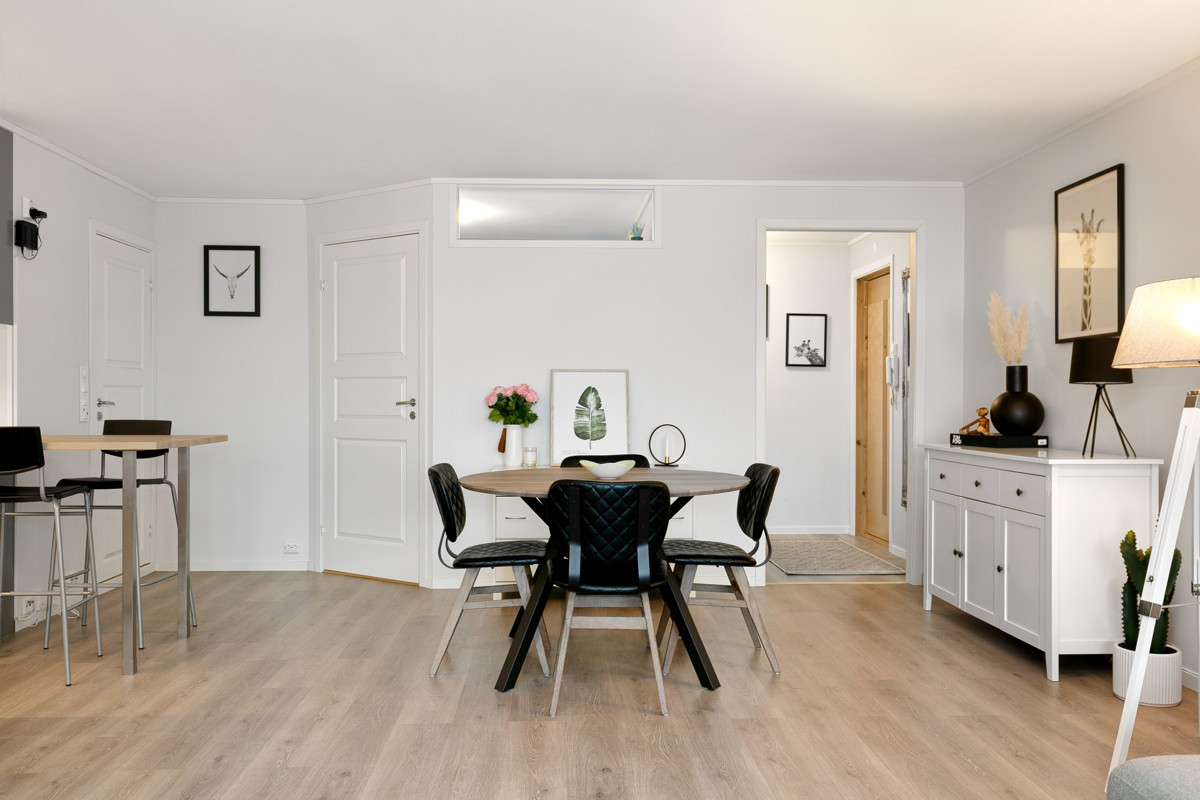 Lys og romslig stue med god plass til sofagruppe og spiseplass