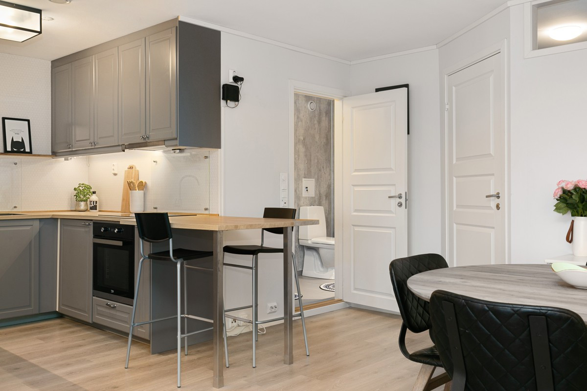 Utvidet benkeplate som fint kan benyttes som frokostbord