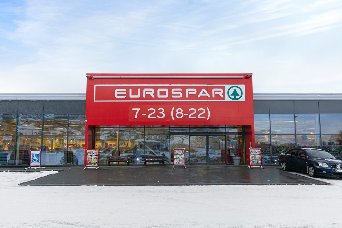 Kort avstand til dagligvarebutikkene Eurospar og Rema 1000