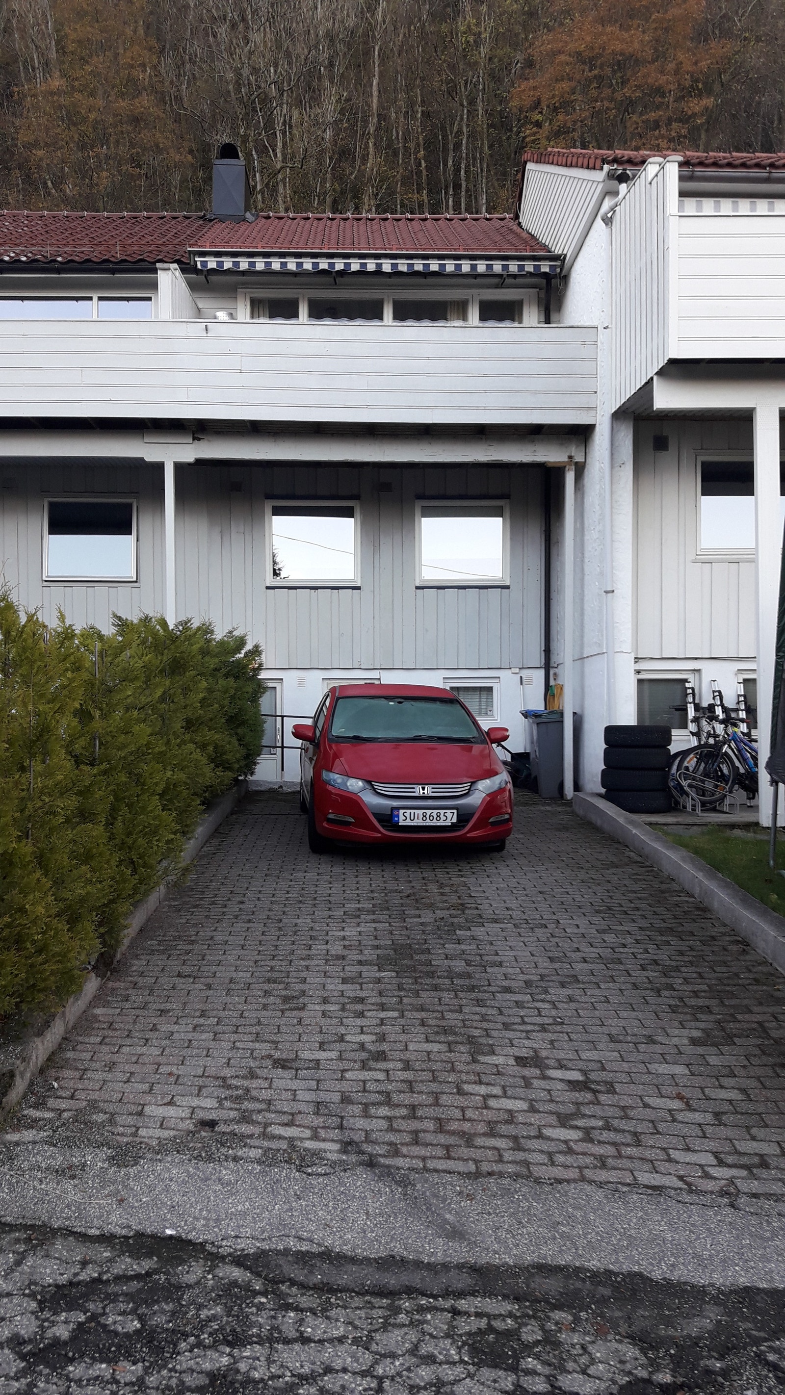 Biloppstillingsplass ved kjellerinngang Galleribilde