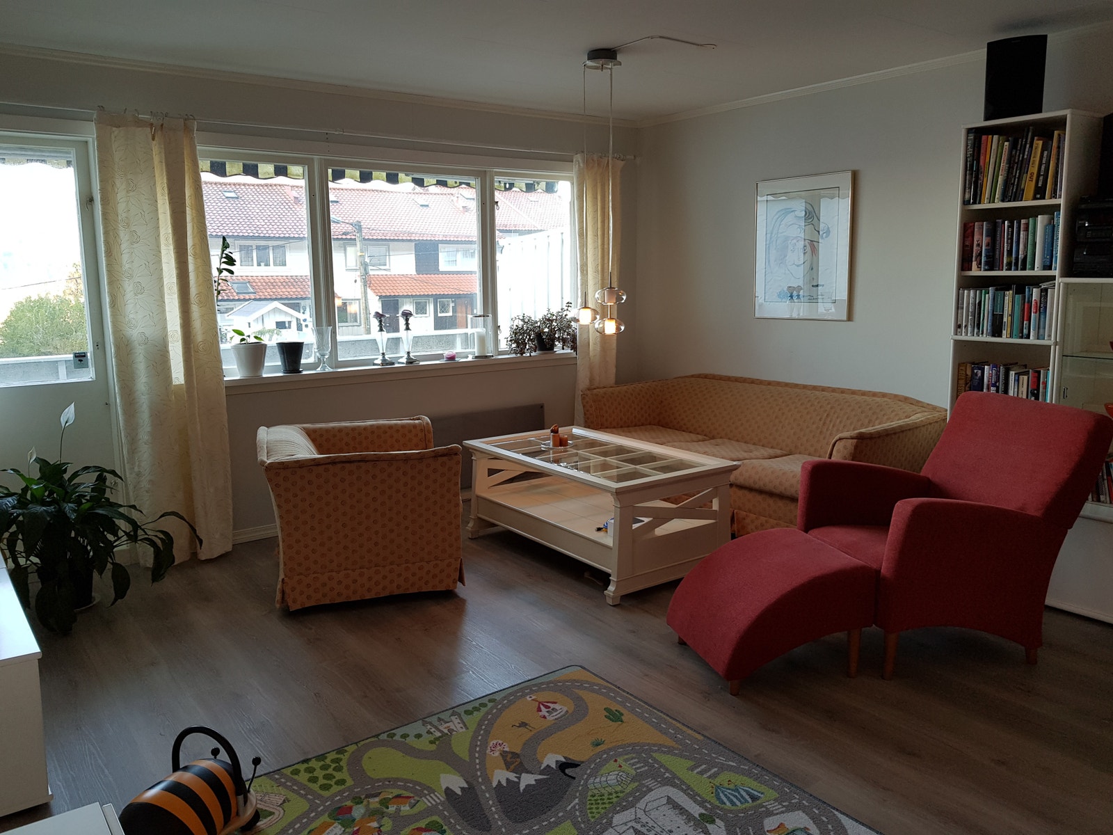 Stue - Plass til TV og sittegruppe. NB: bildet er 4 år gammelt, verandør og vinduer er skiftet siden da. Galleribilde