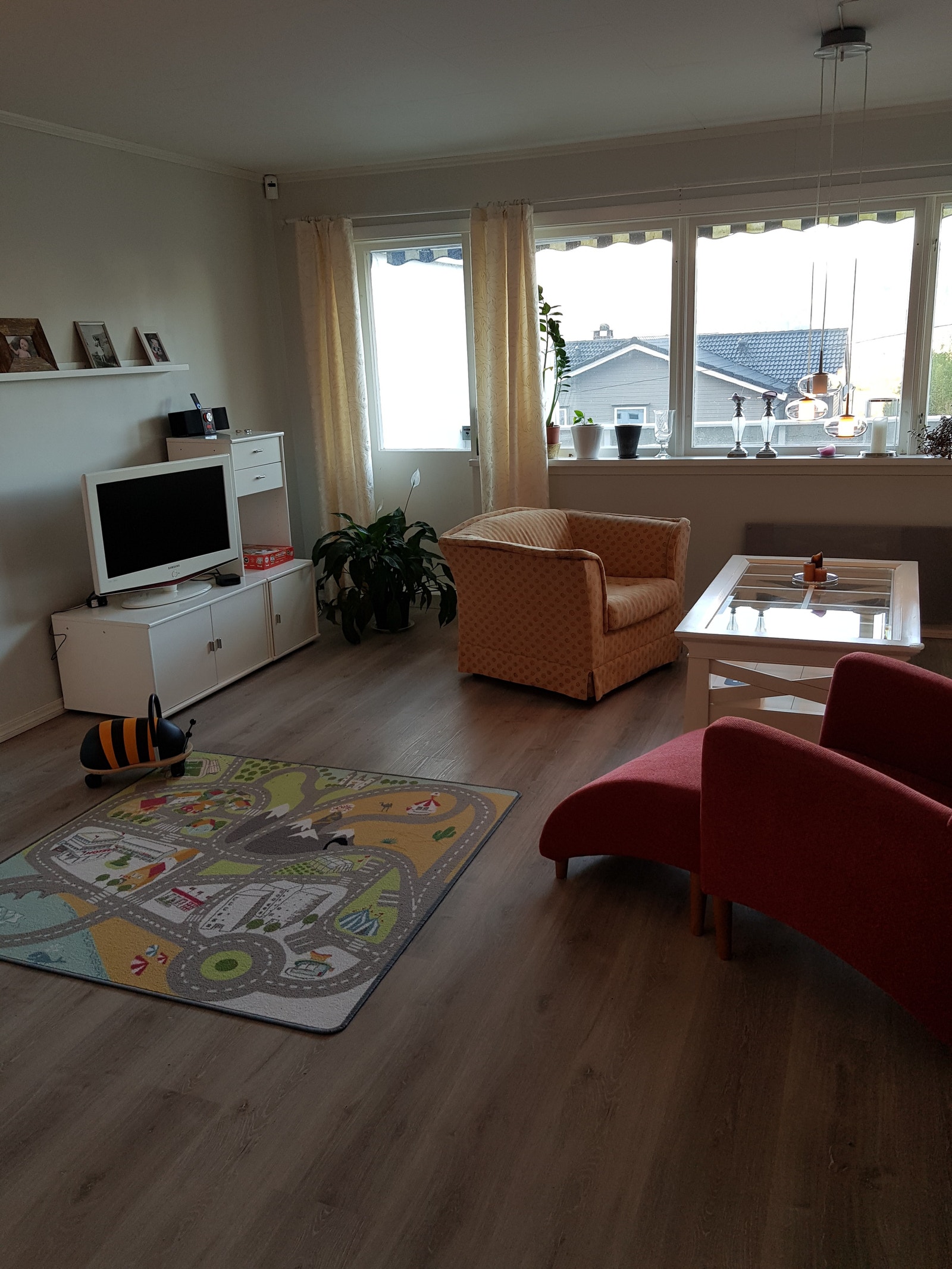 Stue - Plass til TV og sittegruppe Galleribilde