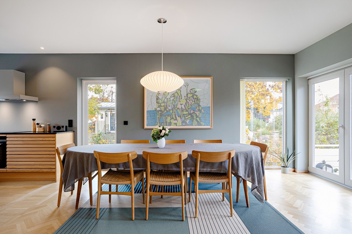 Åpen kjøkkenløsning i forbindelse med stuen og plass til stort spisebord i forlengelsen av kjøkkenet. Galleribilde