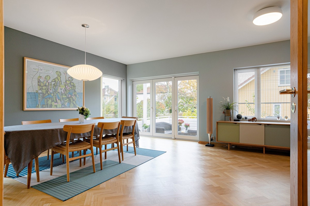 Hele boligen har en gjennomtenkt og behagelig farge- og materialbruk. Galleribilde