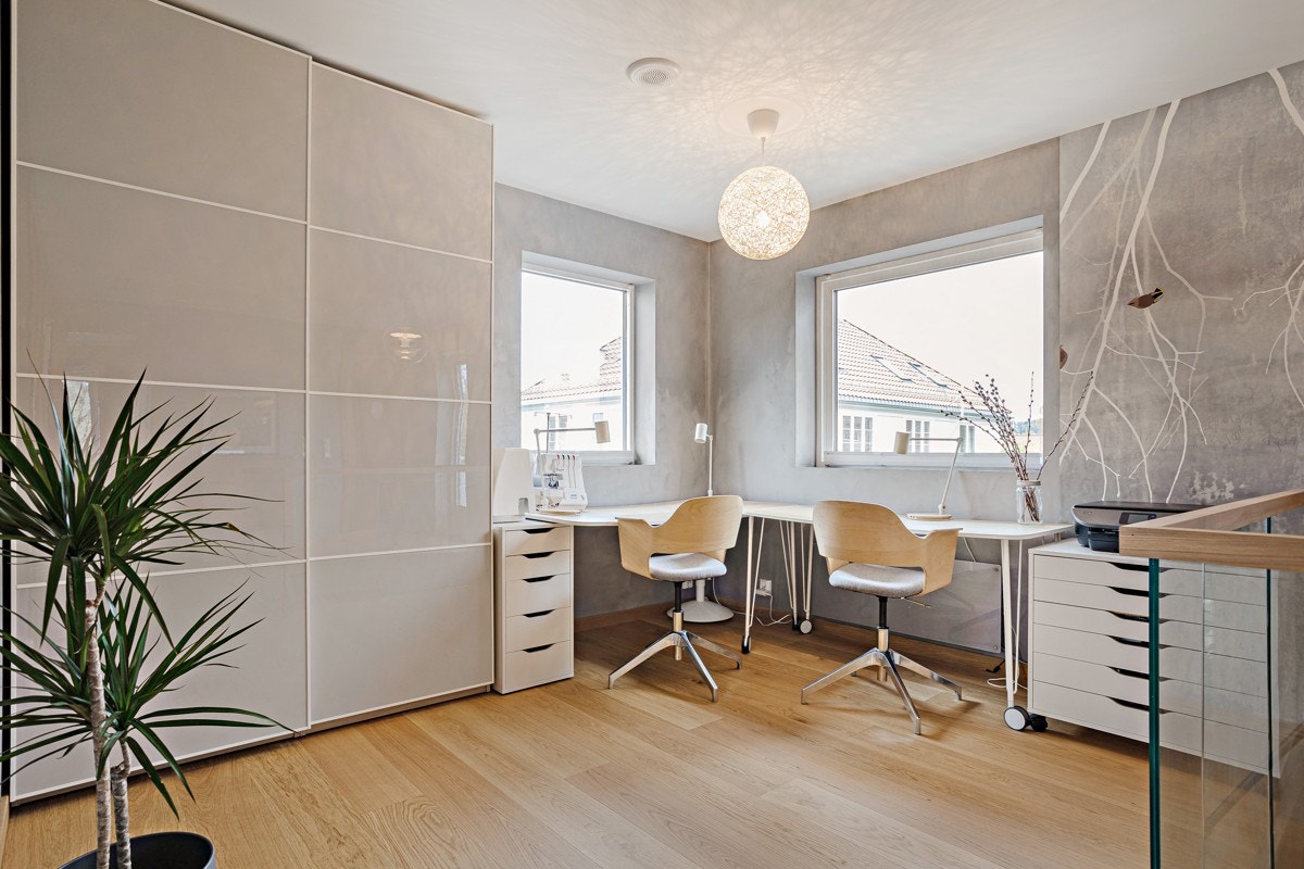 Fra trapperommet kommer man opp til et romslig og svært praktisk allrom som er like fint til kontor som til TV-stue. Galleribilde