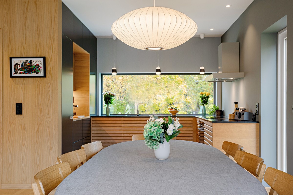 Ellers har kjøkkenet integrert stekeovn, induksjonstopp, kjøleskap, oppvaskmaskin og Røroshetta ventilator med utluft på yttervegg. Galleribilde