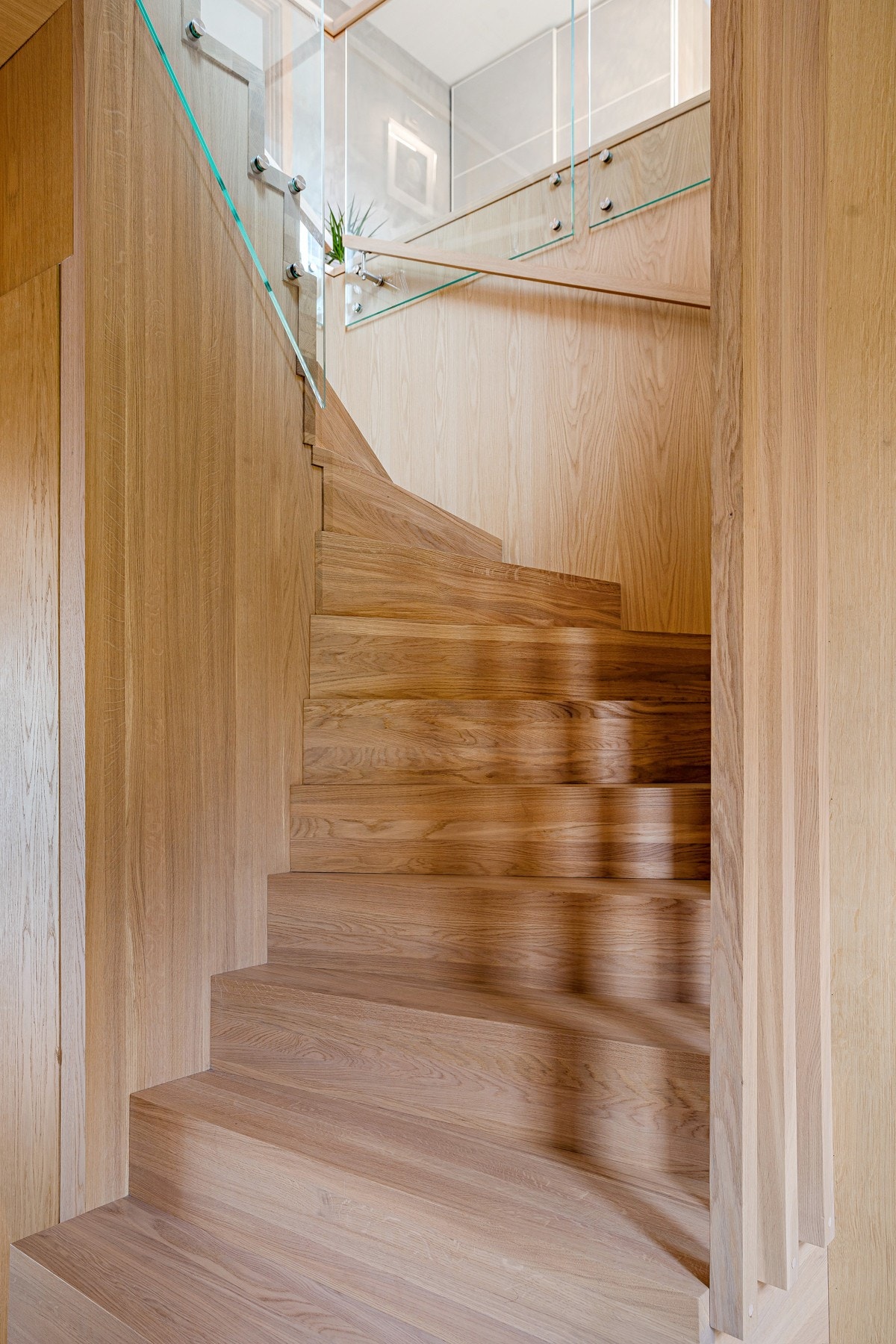 Trapperom opp til 2. etasje. Slitesterk finér på vegger tar opp fuktighet i luften og gir et bedre inneklima. Galleribilde