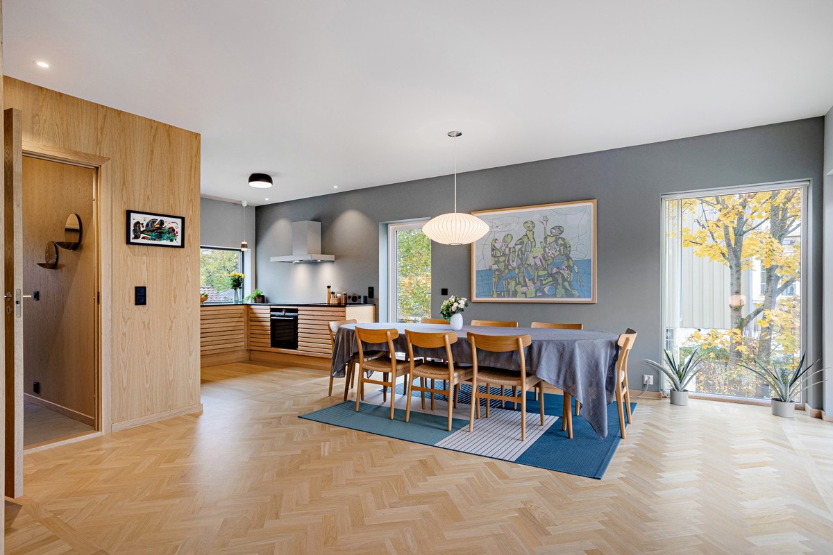 Lekker eikeparkett i stue, TV-stue og kjøkken. Galleribilde