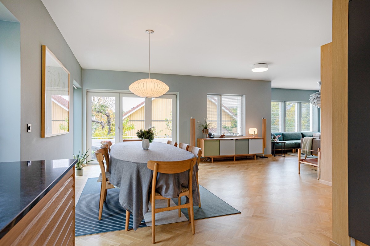 Store vindusflater slipper inn rikelig med dagslys og gir rommet en lys og luftig atmosfære. Galleribilde