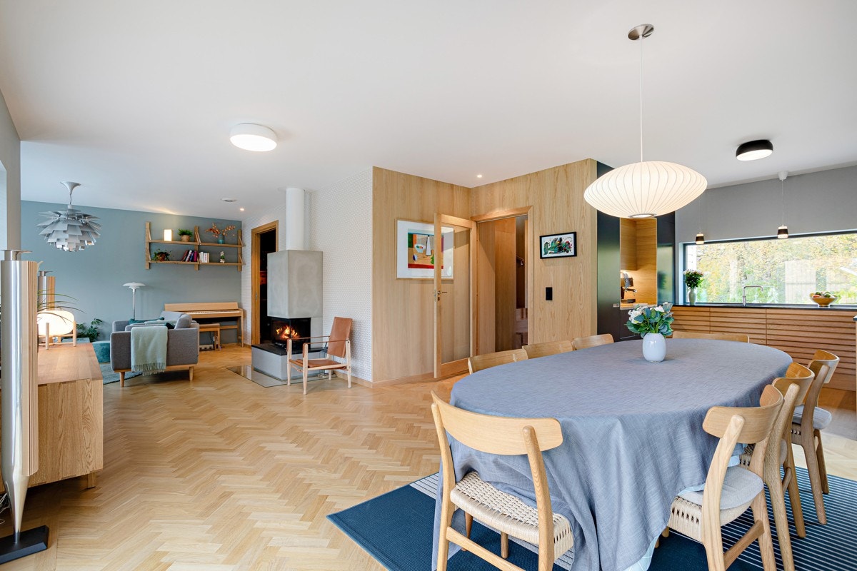 Etasjen har delvis adskilte soner med opplevelse av god kontakt mellom rommene grunnet den sosiale rominndelingen. Galleribilde