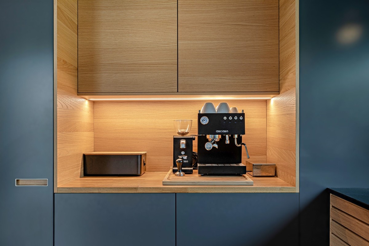 På vegg med overskap er det heltre benkeplate. Galleribilde