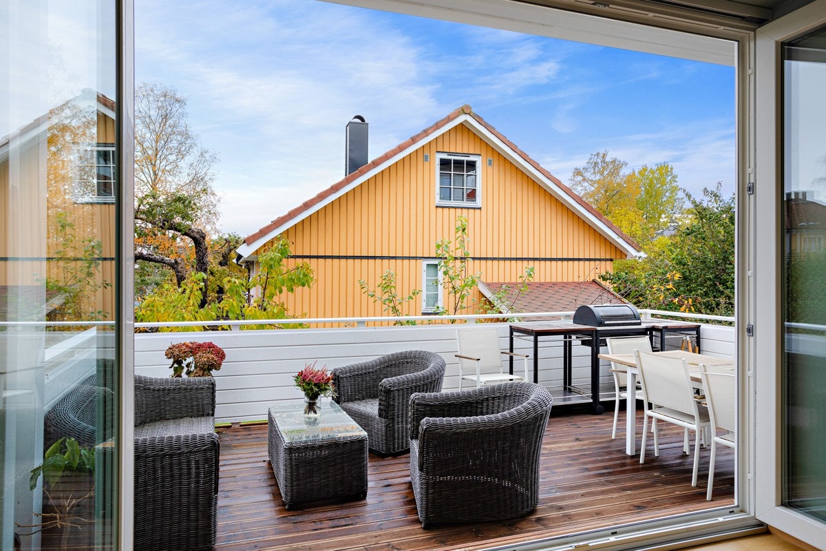 Fra stuen har man utgang til terrasse på ca. 21 kvm. Galleribilde